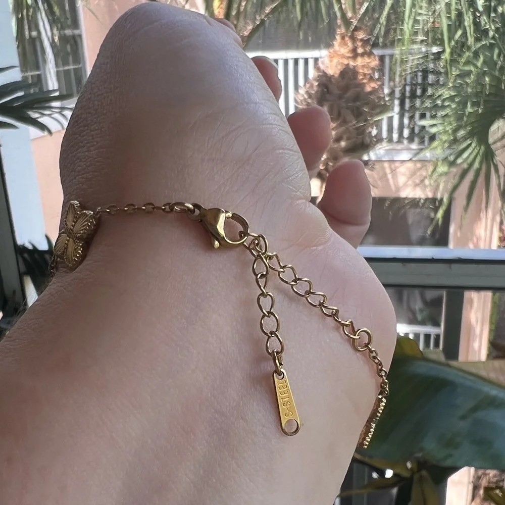 Elegant Gold Clover Motif Bracelet